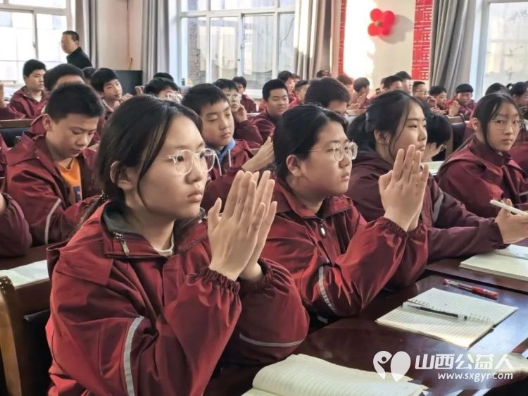 传承雷锋精神汲取奋进力量----长治市火炬中学邀请山西省学雷锋道德模范志愿服务先进事迹巡讲团刘建成、武钢做学雷锋道德模范先进事迹报告 - 第10张 - 山西公益人 传承雷锋精神汲取奋进力量----长治市火炬中学邀请山西省学雷锋道德模范志愿服务先进事迹巡讲团刘建成、武钢做学雷锋道德模范先进事迹报告 - 第10张