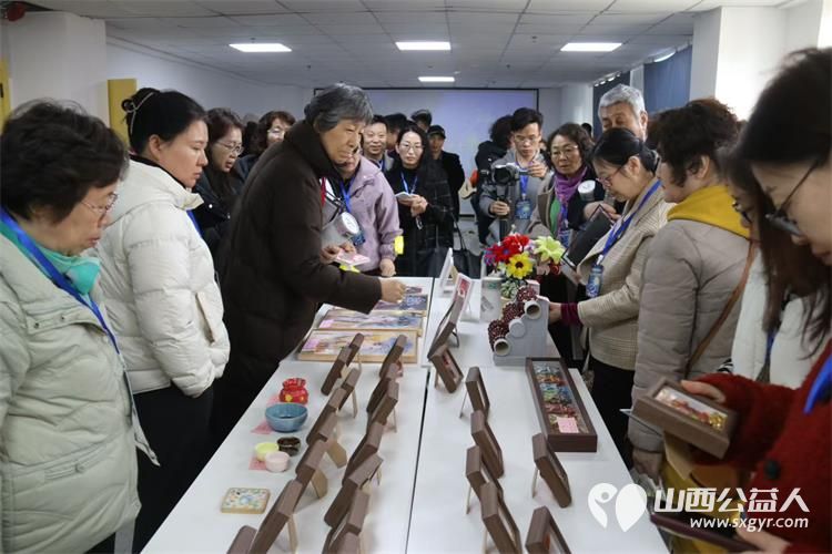 感谢中国人寿VIP客户在太原市灵星社区服务中心用心聆听了解孤独症知识走进教室和孩子们亲切互动认购孩子手工作品支持心青年创业 - 第4张 - 山西公益人 感谢中国人寿VIP客户在太原市灵星社区服务中心用心聆听了解孤独症知识走进教室和孩子们亲切互动认购孩子手工作品支持心青年创业 - 第4张