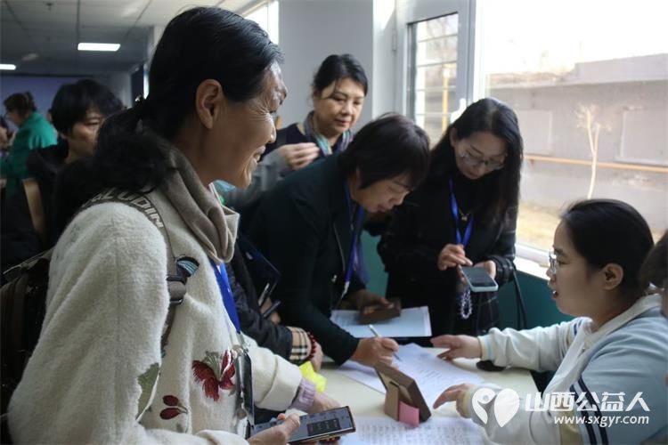 感谢中国人寿VIP客户在太原市灵星社区服务中心用心聆听了解孤独症知识走进教室和孩子们亲切互动认购孩子手工作品支持心青年创业 - 第3张 - 山西公益人 感谢中国人寿VIP客户在太原市灵星社区服务中心用心聆听了解孤独症知识走进教室和孩子们亲切互动认购孩子手工作品支持心青年创业 - 第3张