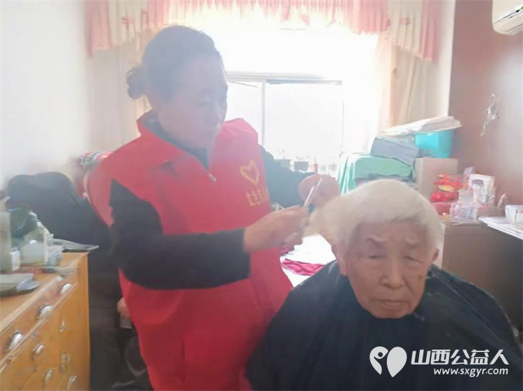 二月二龙抬头 忻州红色志愿者常俊丽走进忻府区龙岗社区龙岗小区为九旬老人上门义务理发 - 第2张 - 山西公益人 二月二龙抬头 忻州红色志愿者常俊丽走进忻府区龙岗社区龙岗小区为九旬老人上门义务理发 - 第2张
