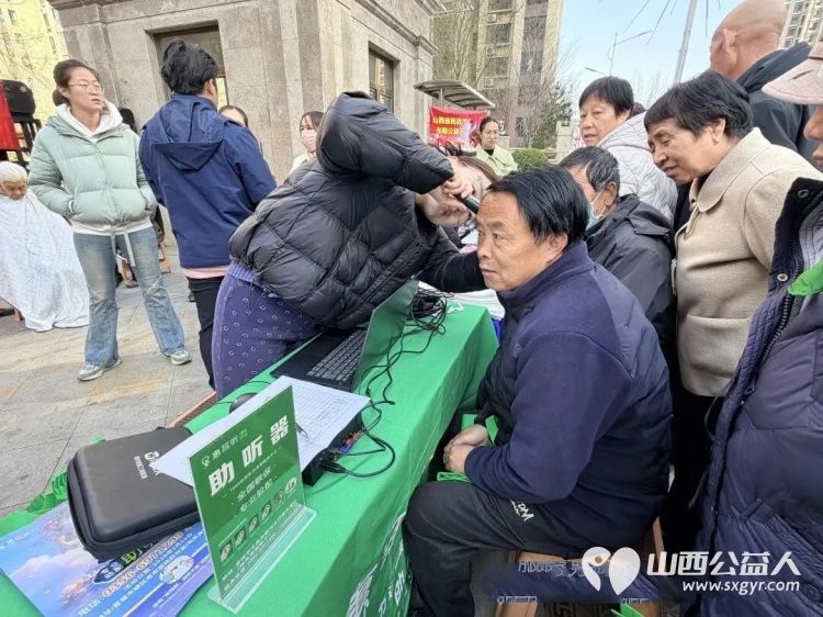 志愿同行暖邻里便民服务惠万家 晋城市为老服务协会联合同行志愿服务队走进紫东国际小区开展义务理发耳道筛查视力检查等贴心项目为社区老年群体送上春日专属温暖 - 第4张 - 山西公益人 志愿同行暖邻里便民服务惠万家 晋城市为老服务协会联合同行志愿服务队走进紫东国际小区开展义务理发耳道筛查视力检查等贴心项目为社区老年群体送上春日专属温暖 - 第4张