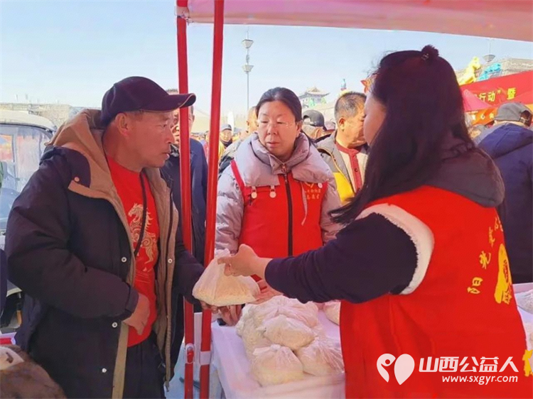 二月二龙抬头忻州古城里的公益暖流暖人心 忻府区阳光爱心公益团队为市民们免费修剪发型给70岁以上老人免费发放300多斤河捞面 - 第4张