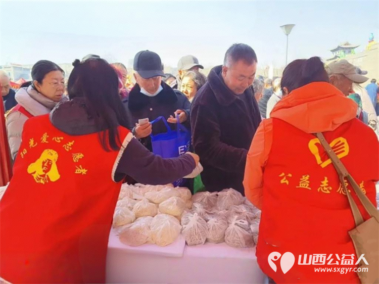 二月二龙抬头忻州古城里的公益暖流暖人心 忻府区阳光爱心公益团队为市民们免费修剪发型给70岁以上老人免费发放300多斤河捞面 - 第6张