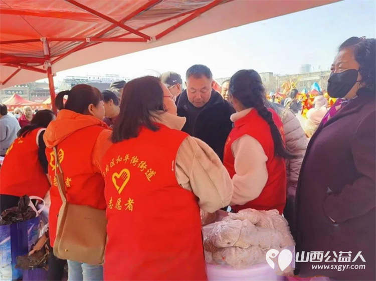 二月二龙抬头忻州古城里的公益暖流暖人心 忻府区阳光爱心公益团队为市民们免费修剪发型给70岁以上老人免费发放300多斤河捞面 - 第5张