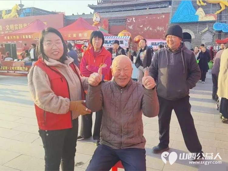 二月二龙抬头忻州古城里的公益暖流暖人心 忻府区阳光爱心公益团队为市民们免费修剪发型给70岁以上老人免费发放300多斤河捞面 - 第3张