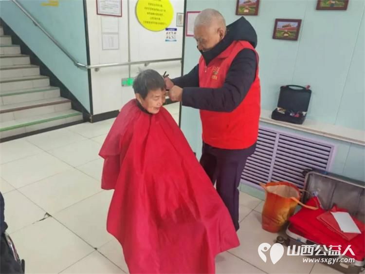 情暖夕阳共筑安康当学雷锋遇上龙抬头----长治市阳光困境儿童帮扶协会志愿者开展马年开年第一剃活动 - 第8张