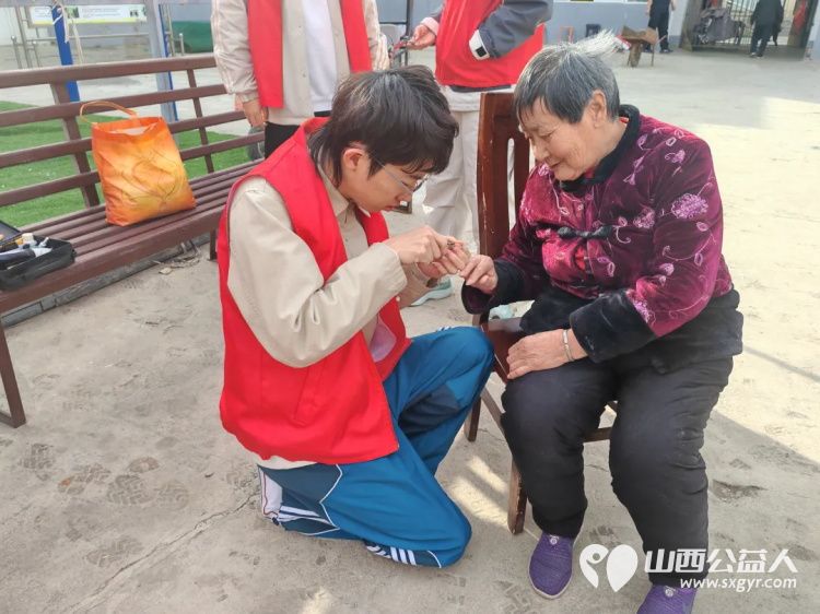 情暖夕阳共筑安康当学雷锋遇上龙抬头----长治市阳光困境儿童帮扶协会志愿者开展马年开年第一剃活动 - 第4张