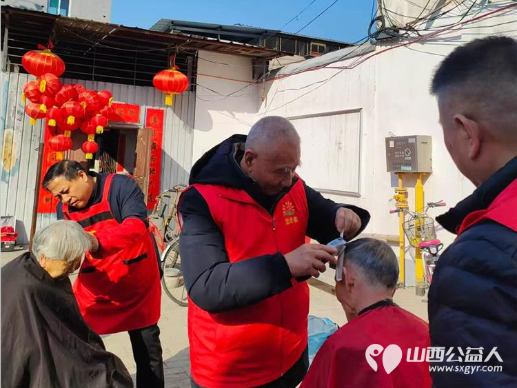 情暖夕阳共筑安康当学雷锋遇上龙抬头----长治市阳光困境儿童帮扶协会志愿者开展马年开年第一剃活动 - 第15张