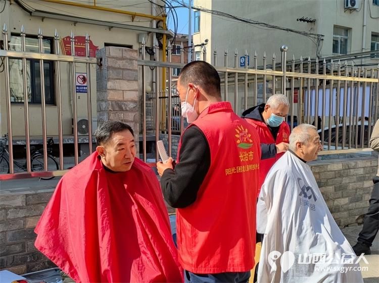 情暖夕阳共筑安康当学雷锋遇上龙抬头----长治市阳光困境儿童帮扶协会志愿者开展马年开年第一剃活动 - 第14张