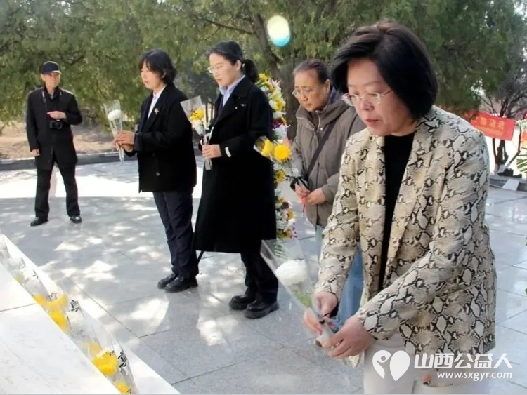 山埋忠骨祭英魂----太原市西安商会赴郑村烈士陵园开展清明祭扫活动向为民族独立人民解放和国家富强英勇献身的革命先烈默哀致敬 - 第7张