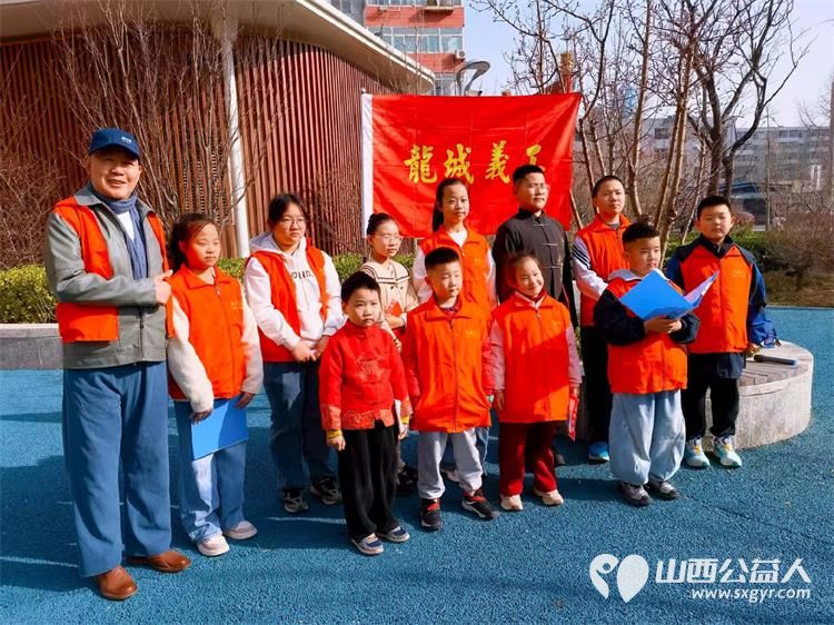 太原市龙城义工组织志愿者在青年路街心公园参与朗诵活动听文字在耳畔流淌感经典在心底扎根特别鸣谢爱心大使渠洪波老师 - 第1张