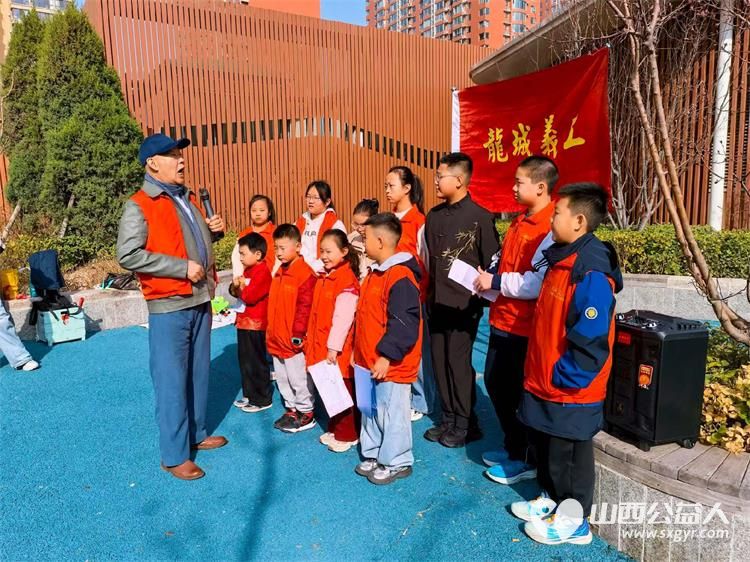 太原市龙城义工组织志愿者在青年路街心公园参与朗诵活动听文字在耳畔流淌感经典在心底扎根特别鸣谢爱心大使渠洪波老师 - 第2张