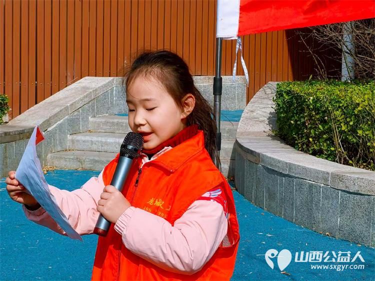 太原市龙城义工组织志愿者在青年路街心公园参与朗诵活动听文字在耳畔流淌感经典在心底扎根特别鸣谢爱心大使渠洪波老师 - 第5张