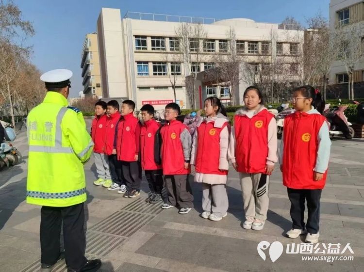 志愿红闪耀平阳 临汾市文明交通志愿者协会助力全国文明城市创建127名志愿者同步到岗覆盖市区3条核心商业主街道19个交通值守岗引导市民自觉遵守交规践行文明出行 - 第3张 - 山西公益人 志愿红闪耀平阳 临汾市文明交通志愿者协会助力全国文明城市创建127名志愿者同步到岗覆盖市区3条核心商业主街道19个交通值守岗引导市民自觉遵守交规践行文明出行 - 第3张