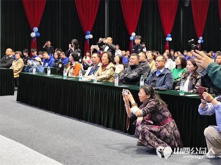 太原市关爱下一代志愿者协会联合山西枫慧关爱中心在太原市园林绿化建设服务中心举办让爱来·让碍走世界孤独症关注日关爱孤独症慈善晚会 - 第22张