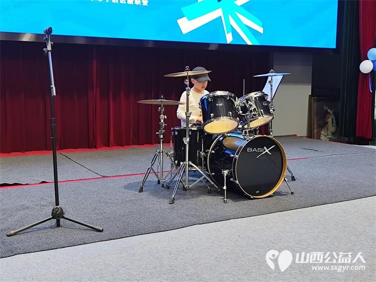 太原市关爱下一代志愿者协会联合山西枫慧关爱中心在太原市园林绿化建设服务中心举办让爱来·让碍走世界孤独症关注日关爱孤独症慈善晚会 - 第41张