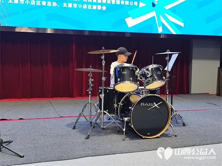 太原市关爱下一代志愿者协会联合山西枫慧关爱中心在太原市园林绿化建设服务中心举办让爱来·让碍走世界孤独症关注日关爱孤独症慈善晚会 - 第40张