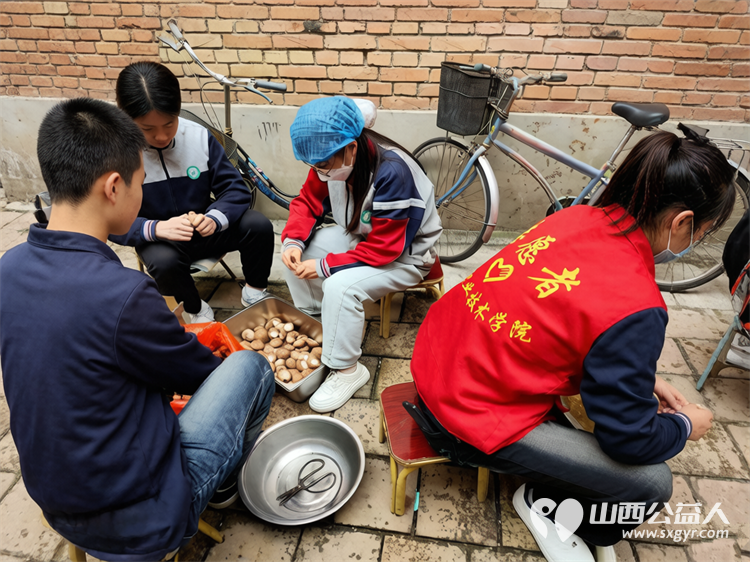 2026年3月22日长治职业技术学院信息工程系团总支组织志愿者到长治市雨花斋二部帮厨为孤寡老人免费供餐 - 第4张 - 山西公益人 2026年3月22日长治职业技术学院信息工程系团总支组织志愿者到长治市雨花斋二部帮厨为孤寡老人免费供餐 - 第4张