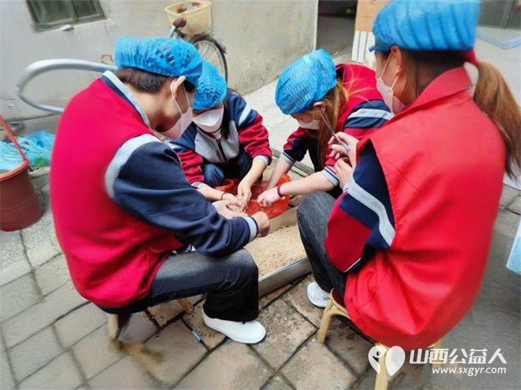 2026年3月22日长治职业技术学院信息工程系团总支组织志愿者到长治市雨花斋二部帮厨为孤寡老人免费供餐 - 第5张 - 山西公益人 2026年3月22日长治职业技术学院信息工程系团总支组织志愿者到长治市雨花斋二部帮厨为孤寡老人免费供餐 - 第5张