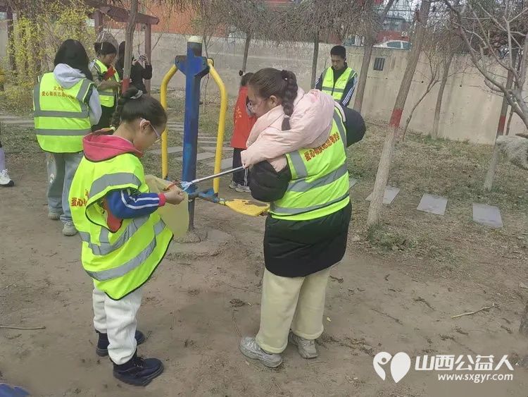 用脚步丈量河岸用爱心守护清流 文水县爱心帮扶志愿者协会于3月22日组织志愿者走进文峪河沿岸开展白色垃圾清理与节水护水宣传志愿服务活动 - 第13张 - 山西公益人 用脚步丈量河岸用爱心守护清流 文水县爱心帮扶志愿者协会于3月22日组织志愿者走进文峪河沿岸开展白色垃圾清理与节水护水宣传志愿服务活动 - 第13张
