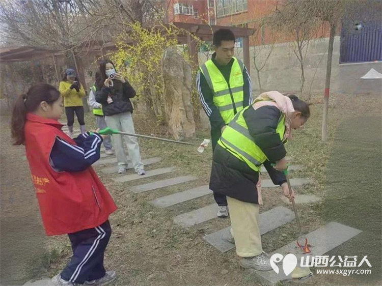 用脚步丈量河岸用爱心守护清流 文水县爱心帮扶志愿者协会于3月22日组织志愿者走进文峪河沿岸开展白色垃圾清理与节水护水宣传志愿服务活动 - 第12张 - 山西公益人 用脚步丈量河岸用爱心守护清流 文水县爱心帮扶志愿者协会于3月22日组织志愿者走进文峪河沿岸开展白色垃圾清理与节水护水宣传志愿服务活动 - 第12张