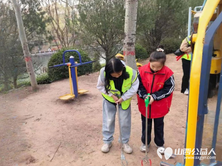 用脚步丈量河岸用爱心守护清流 文水县爱心帮扶志愿者协会于3月22日组织志愿者走进文峪河沿岸开展白色垃圾清理与节水护水宣传志愿服务活动 - 第11张 - 山西公益人 用脚步丈量河岸用爱心守护清流 文水县爱心帮扶志愿者协会于3月22日组织志愿者走进文峪河沿岸开展白色垃圾清理与节水护水宣传志愿服务活动 - 第11张