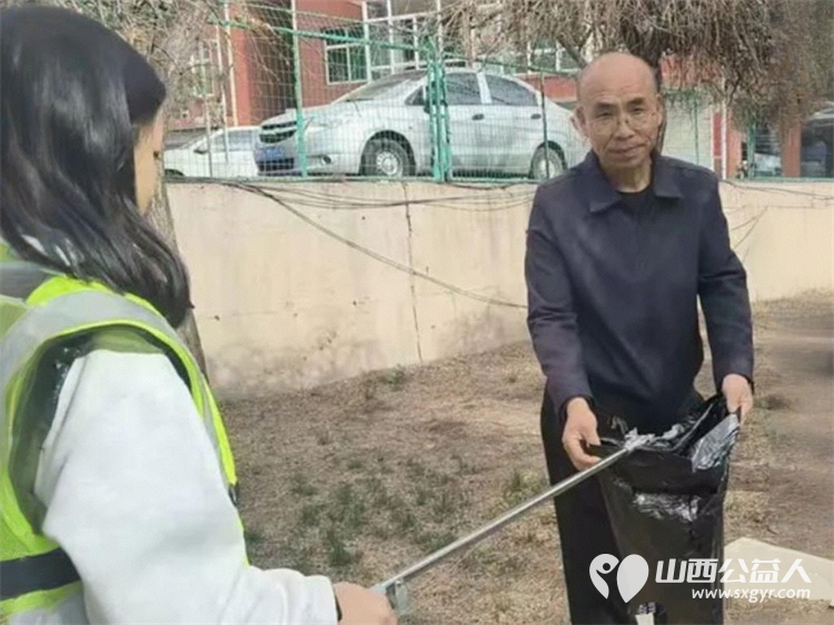 用脚步丈量河岸用爱心守护清流 文水县爱心帮扶志愿者协会于3月22日组织志愿者走进文峪河沿岸开展白色垃圾清理与节水护水宣传志愿服务活动 - 第10张 - 山西公益人 用脚步丈量河岸用爱心守护清流 文水县爱心帮扶志愿者协会于3月22日组织志愿者走进文峪河沿岸开展白色垃圾清理与节水护水宣传志愿服务活动 - 第10张