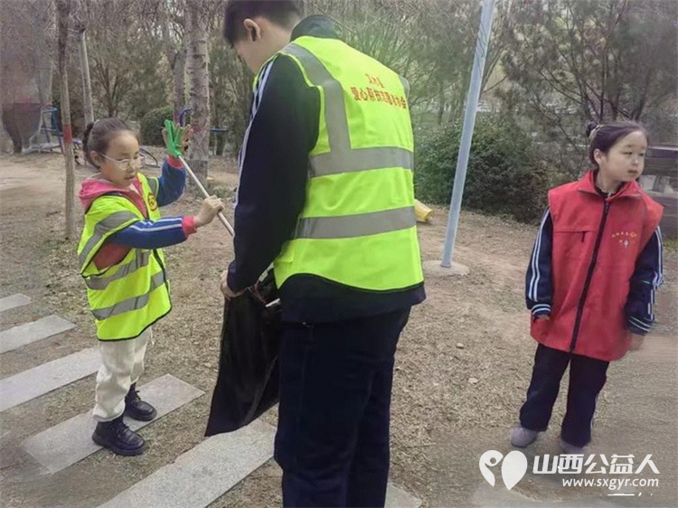 用脚步丈量河岸用爱心守护清流 文水县爱心帮扶志愿者协会于3月22日组织志愿者走进文峪河沿岸开展白色垃圾清理与节水护水宣传志愿服务活动 - 第7张 - 山西公益人 用脚步丈量河岸用爱心守护清流 文水县爱心帮扶志愿者协会于3月22日组织志愿者走进文峪河沿岸开展白色垃圾清理与节水护水宣传志愿服务活动 - 第7张