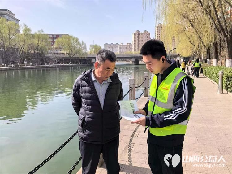用脚步丈量河岸用爱心守护清流 文水县爱心帮扶志愿者协会于3月22日组织志愿者走进文峪河沿岸开展白色垃圾清理与节水护水宣传志愿服务活动 - 第4张 - 山西公益人 用脚步丈量河岸用爱心守护清流 文水县爱心帮扶志愿者协会于3月22日组织志愿者走进文峪河沿岸开展白色垃圾清理与节水护水宣传志愿服务活动 - 第4张