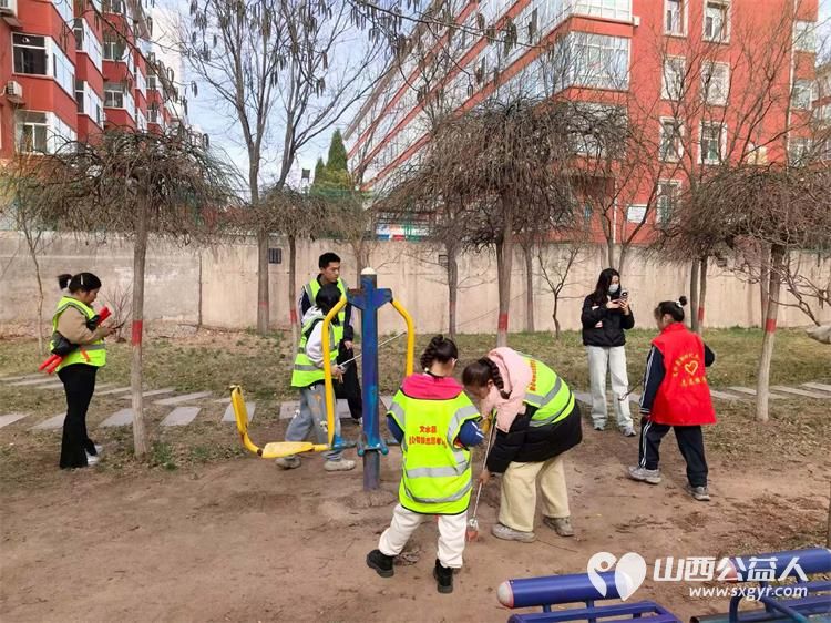 用脚步丈量河岸用爱心守护清流 文水县爱心帮扶志愿者协会于3月22日组织志愿者走进文峪河沿岸开展白色垃圾清理与节水护水宣传志愿服务活动 - 第8张 - 山西公益人 用脚步丈量河岸用爱心守护清流 文水县爱心帮扶志愿者协会于3月22日组织志愿者走进文峪河沿岸开展白色垃圾清理与节水护水宣传志愿服务活动 - 第8张