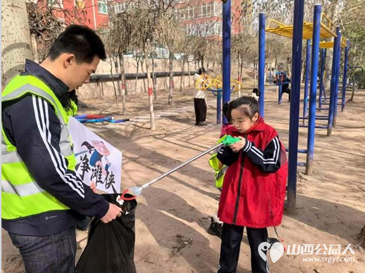 用脚步丈量河岸用爱心守护清流 文水县爱心帮扶志愿者协会于3月22日组织志愿者走进文峪河沿岸开展白色垃圾清理与节水护水宣传志愿服务活动 - 第6张 - 山西公益人 用脚步丈量河岸用爱心守护清流 文水县爱心帮扶志愿者协会于3月22日组织志愿者走进文峪河沿岸开展白色垃圾清理与节水护水宣传志愿服务活动 - 第6张