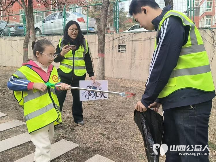用脚步丈量河岸用爱心守护清流 文水县爱心帮扶志愿者协会于3月22日组织志愿者走进文峪河沿岸开展白色垃圾清理与节水护水宣传志愿服务活动 - 第3张 - 山西公益人 用脚步丈量河岸用爱心守护清流 文水县爱心帮扶志愿者协会于3月22日组织志愿者走进文峪河沿岸开展白色垃圾清理与节水护水宣传志愿服务活动 - 第3张