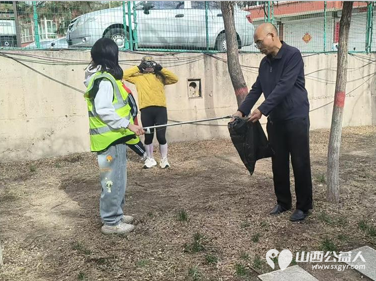 用脚步丈量河岸用爱心守护清流 文水县爱心帮扶志愿者协会于3月22日组织志愿者走进文峪河沿岸开展白色垃圾清理与节水护水宣传志愿服务活动 - 第9张 - 山西公益人 用脚步丈量河岸用爱心守护清流 文水县爱心帮扶志愿者协会于3月22日组织志愿者走进文峪河沿岸开展白色垃圾清理与节水护水宣传志愿服务活动 - 第9张