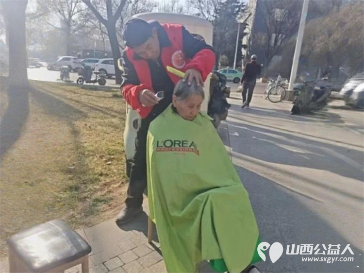 长治市义工协会组织义工来到广场西社区为辖区老年人提供免费理发服务用实际行动传递温暖与关怀 - 第9张