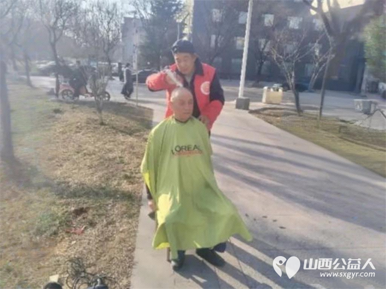 长治市义工协会组织义工来到广场西社区为辖区老年人提供免费理发服务用实际行动传递温暖与关怀 - 第8张