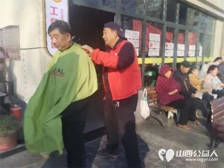长治市义工协会组织义工来到广场西社区为辖区老年人提供免费理发服务用实际行动传递温暖与关怀 - 第7张