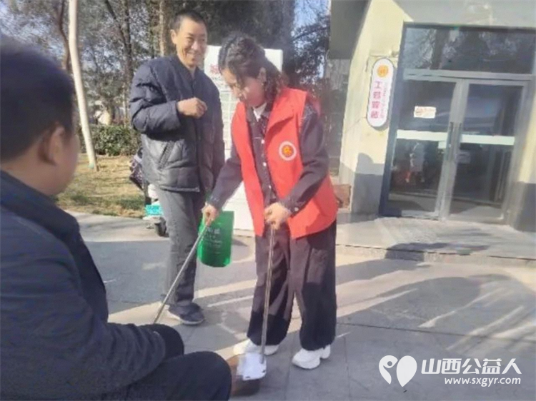 长治市义工协会组织义工来到广场西社区为辖区老年人提供免费理发服务用实际行动传递温暖与关怀 - 第12张