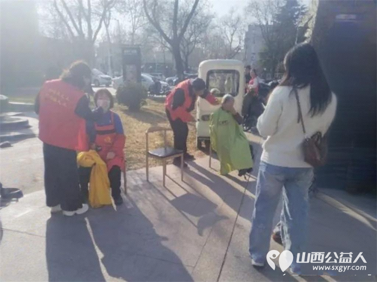 长治市义工协会组织义工来到广场西社区为辖区老年人提供免费理发服务用实际行动传递温暖与关怀 - 第10张