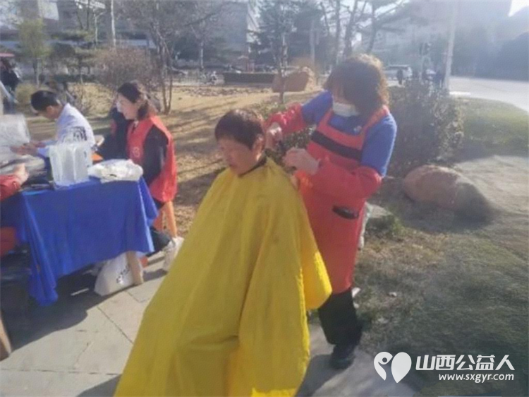 长治市义工协会组织义工来到广场西社区为辖区老年人提供免费理发服务用实际行动传递温暖与关怀 - 第5张