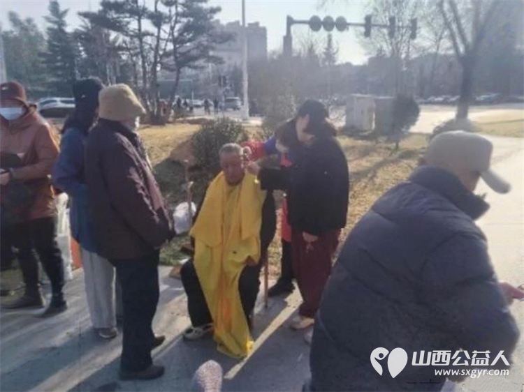 长治市义工协会组织义工来到广场西社区为辖区老年人提供免费理发服务用实际行动传递温暖与关怀 - 第2张