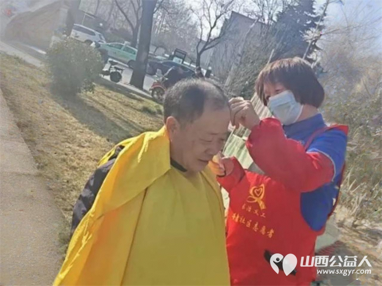 长治市义工协会组织义工来到广场西社区为辖区老年人提供免费理发服务用实际行动传递温暖与关怀 - 第3张