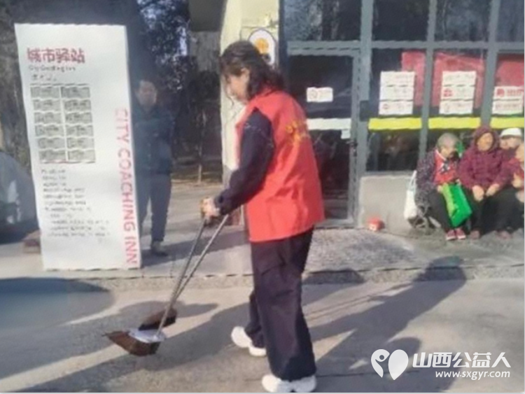 长治市义工协会组织义工来到广场西社区为辖区老年人提供免费理发服务用实际行动传递温暖与关怀 - 第11张