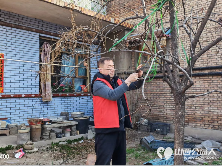 介休市敬老协会敬老爱老助老活动----连福镇张良村入户80岁特困孙芝兰老人家中为老人打扫室内外卫生做饭包饺子 - 第4张 - 山西公益人 介休市敬老协会敬老爱老助老活动----连福镇张良村入户80岁特困孙芝兰老人家中为老人打扫室内外卫生做饭包饺子 - 第4张
