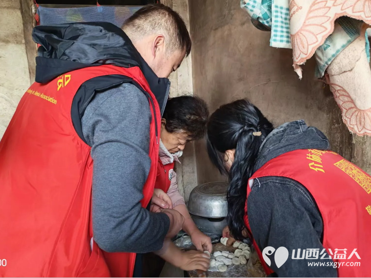 介休市敬老协会敬老爱老助老活动----连福镇张良村入户80岁特困孙芝兰老人家中为老人打扫室内外卫生做饭包饺子 - 第6张 - 山西公益人 介休市敬老协会敬老爱老助老活动----连福镇张良村入户80岁特困孙芝兰老人家中为老人打扫室内外卫生做饭包饺子 - 第6张