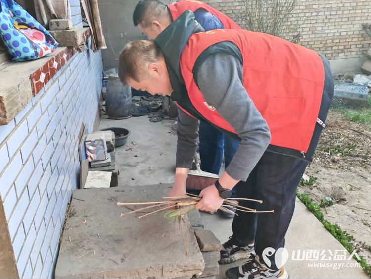 介休市敬老协会敬老爱老助老活动----连福镇张良村入户80岁特困孙芝兰老人家中为老人打扫室内外卫生做饭包饺子 - 第5张 - 山西公益人 介休市敬老协会敬老爱老助老活动----连福镇张良村入户80岁特困孙芝兰老人家中为老人打扫室内外卫生做饭包饺子 - 第5张