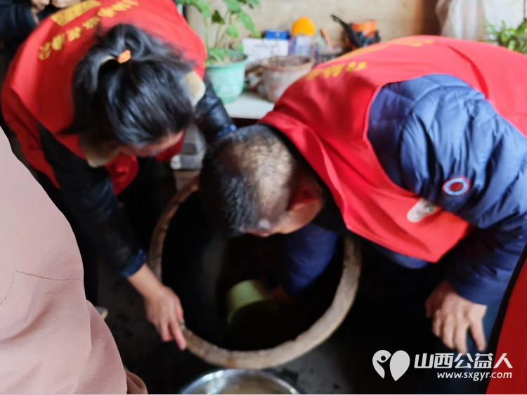 介休市敬老协会敬老爱老助老活动----连福镇张良村入户80岁特困孙芝兰老人家中为老人打扫室内外卫生做饭包饺子 - 第9张 - 山西公益人 介休市敬老协会敬老爱老助老活动----连福镇张良村入户80岁特困孙芝兰老人家中为老人打扫室内外卫生做饭包饺子 - 第9张