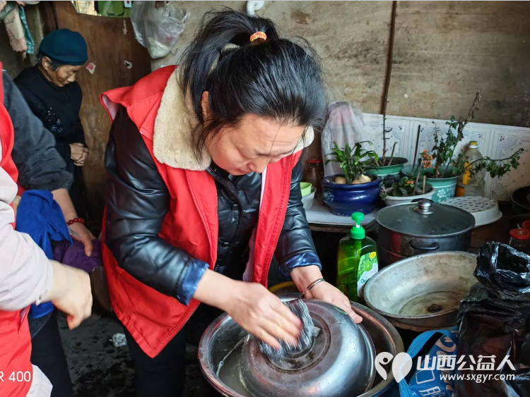 介休市敬老协会敬老爱老助老活动----连福镇张良村入户80岁特困孙芝兰老人家中为老人打扫室内外卫生做饭包饺子 - 第7张 - 山西公益人 介休市敬老协会敬老爱老助老活动----连福镇张良村入户80岁特困孙芝兰老人家中为老人打扫室内外卫生做饭包饺子 - 第7张