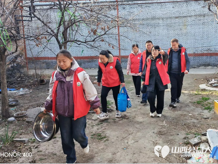 介休市敬老协会敬老爱老助老活动----连福镇张良村入户80岁特困孙芝兰老人家中为老人打扫室内外卫生做饭包饺子 - 第2张 - 山西公益人 介休市敬老协会敬老爱老助老活动----连福镇张良村入户80岁特困孙芝兰老人家中为老人打扫室内外卫生做饭包饺子 - 第2张
