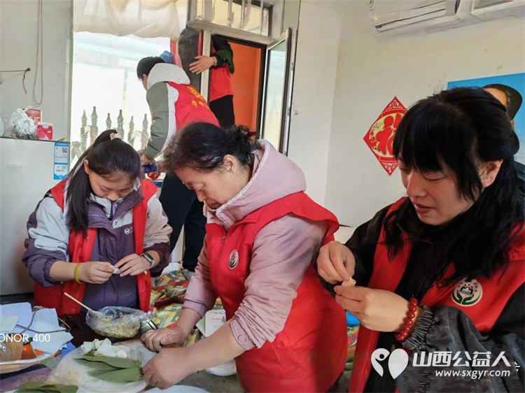 介休市敬老协会志愿者走进连福镇张良村入户81岁特困王培明、杨锡文老人家中为老人打扫室内外卫生做饭包饺子 - 第1张 - 山西公益人 介休市敬老协会志愿者走进连福镇张良村入户81岁特困王培明、杨锡文老人家中为老人打扫室内外卫生做饭包饺子 - 第1张