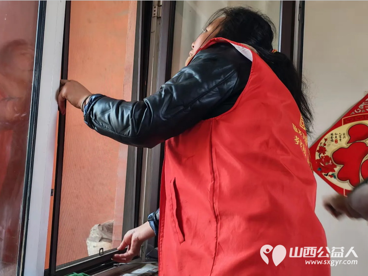 介休市敬老协会志愿者走进连福镇张良村入户81岁特困王培明、杨锡文老人家中为老人打扫室内外卫生做饭包饺子 - 第7张 - 山西公益人 介休市敬老协会志愿者走进连福镇张良村入户81岁特困王培明、杨锡文老人家中为老人打扫室内外卫生做饭包饺子 - 第7张